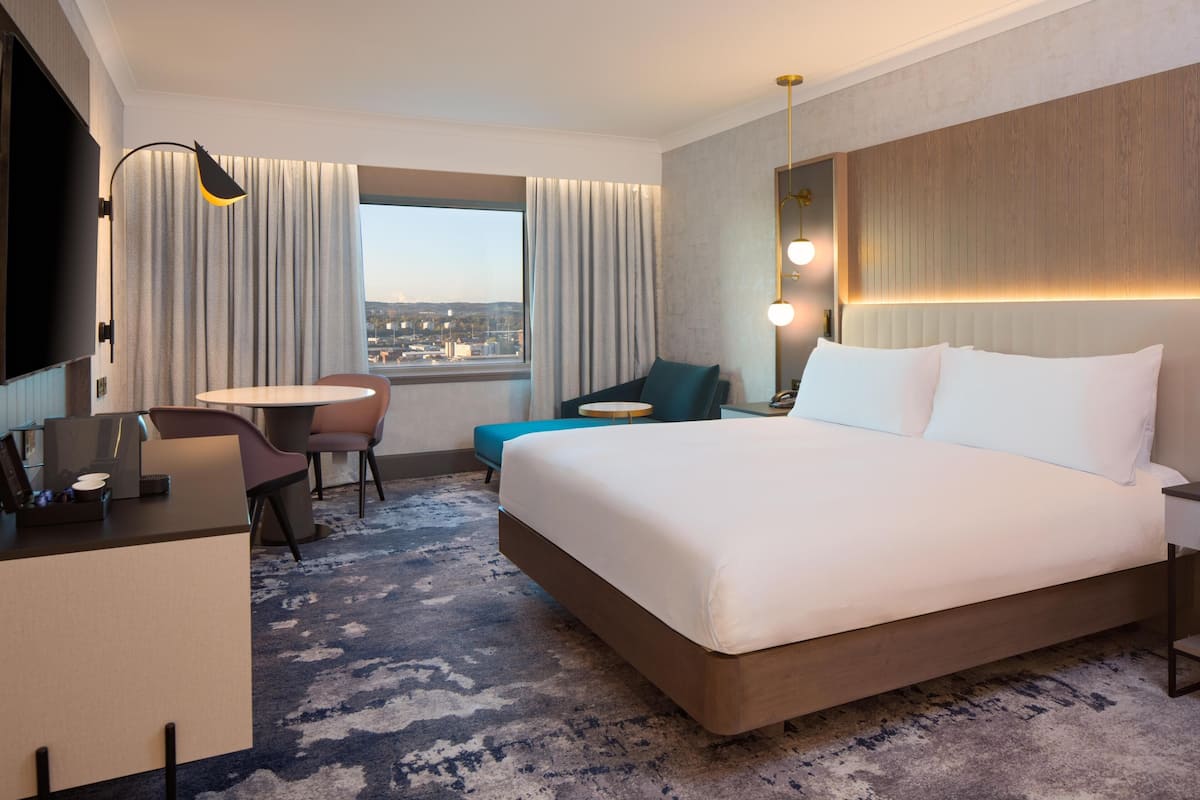 Executive King Room (occupancy 2) | 客房內保險箱、書桌、遮光布/窗簾、熨斗/熨衣板