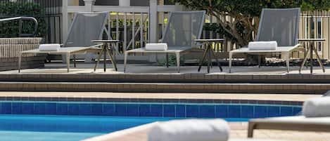 Una piscina al aire libre de temporada