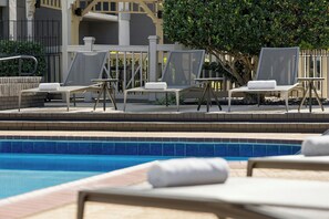 Una piscina al aire libre de temporada