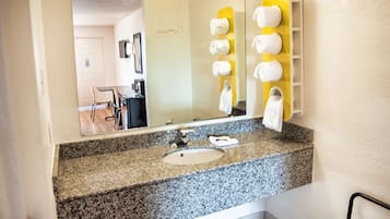 Combined shower/tub, towels