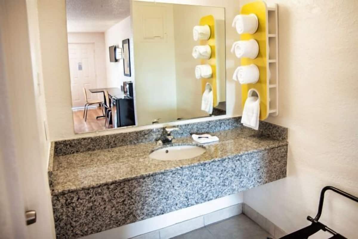 Ensemble baignoire-douche, serviettes fournies