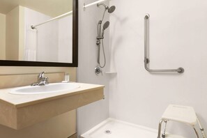 Standardværelse - 1 kingsize-seng - handicapvenligt - ikke-ryger (3rd Floor) | Badeværelse | Kombination af bruser/badekar, miljøvenlige toiletartikler, hårtørrer