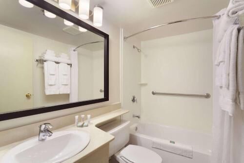Badkamer | Een bad/douchecombinatie,  milieuvriendelijk toiletgerief