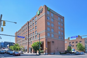 A Holiday Inn Express & Suites hotel with a brick facade, located at the intersection of Washington and Chippewa streets. - Holiday Inn Express & Suites Buffalo Downtown - Medical CTR by IHG (Buffalo)