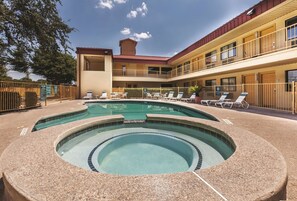 Una piscina al aire libre de temporada