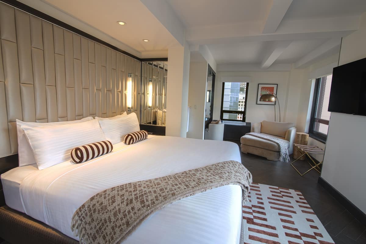 Hochwertige Bettwaren, Daunenbettdecken, Pillowtop-Betten, Zimmersafe