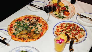 2 restaurants servant le petit déjeuner, le déjeuner et le dîner