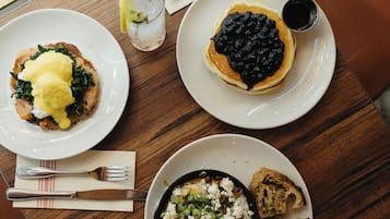 2 restaurants; breakfast, lunch, dinner, and brunch served