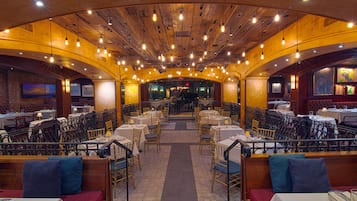 2 restaurantes; se sirven desayunos, almuerzos, cenas y brunches