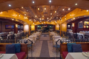 2 restaurantes; se sirven desayunos, comidas, cenas y brunch