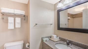 Combined shower/tub, free toiletries, hair dryer, towels