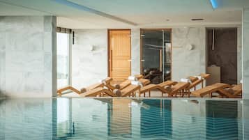 Innenpool, Außenpool, Sonnenschirme