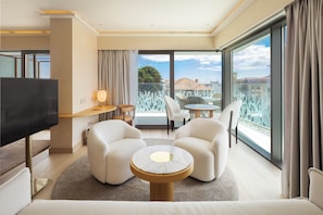 Suite, Balkon, Stadtblick | Wohnbereich | Fernseher