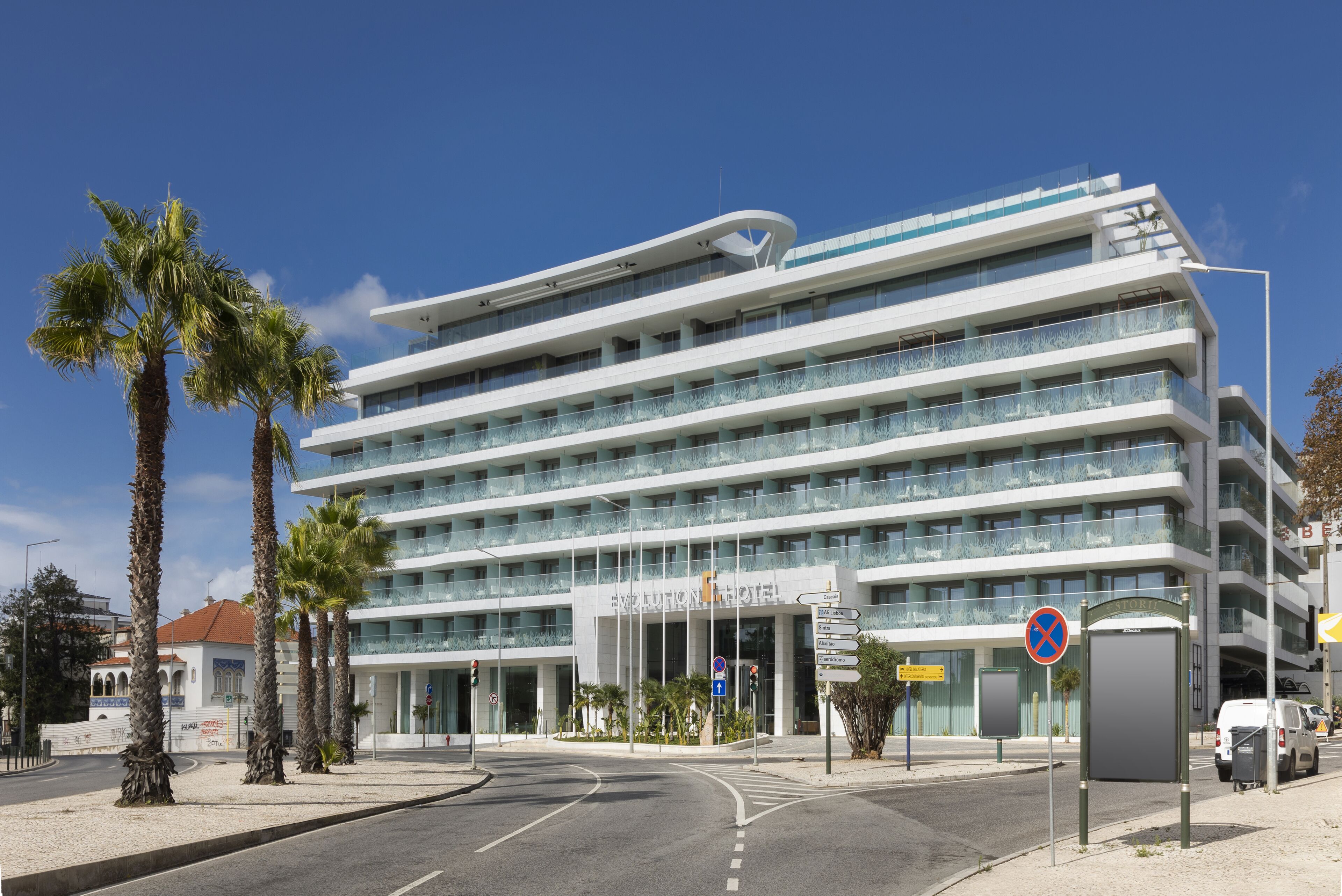 Un hotel moderno con diversi balconi e un cielo sereno.