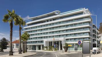 Un hotel moderno con diversi balconi e un cielo sereno.