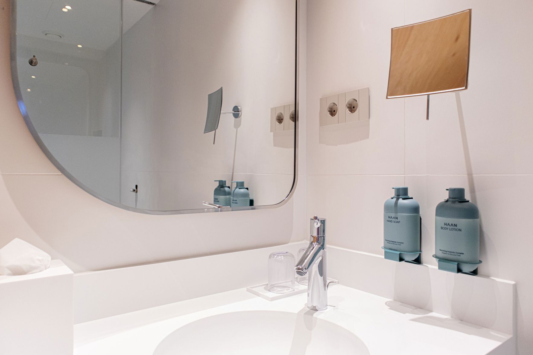 Salle de bain | Douche, articles de toilette (gratuits), séchoir à cheveux, peignoirs