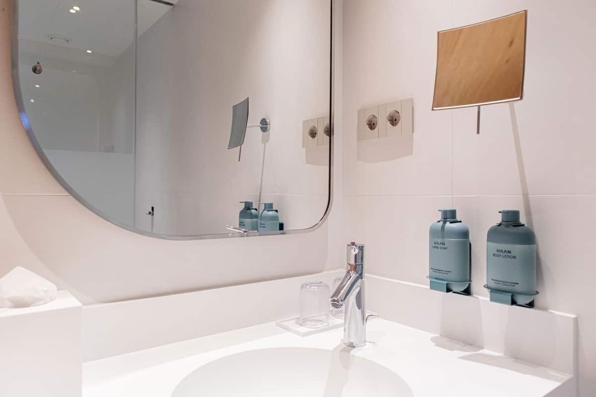 Salle de bain | Douche, articles de toilette (gratuits), séchoir à cheveux, peignoirs