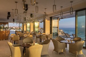 2 εστιατόρια που σερβίρουν πρωινό, μεσημεριανό με κουζίνα φιούζιον