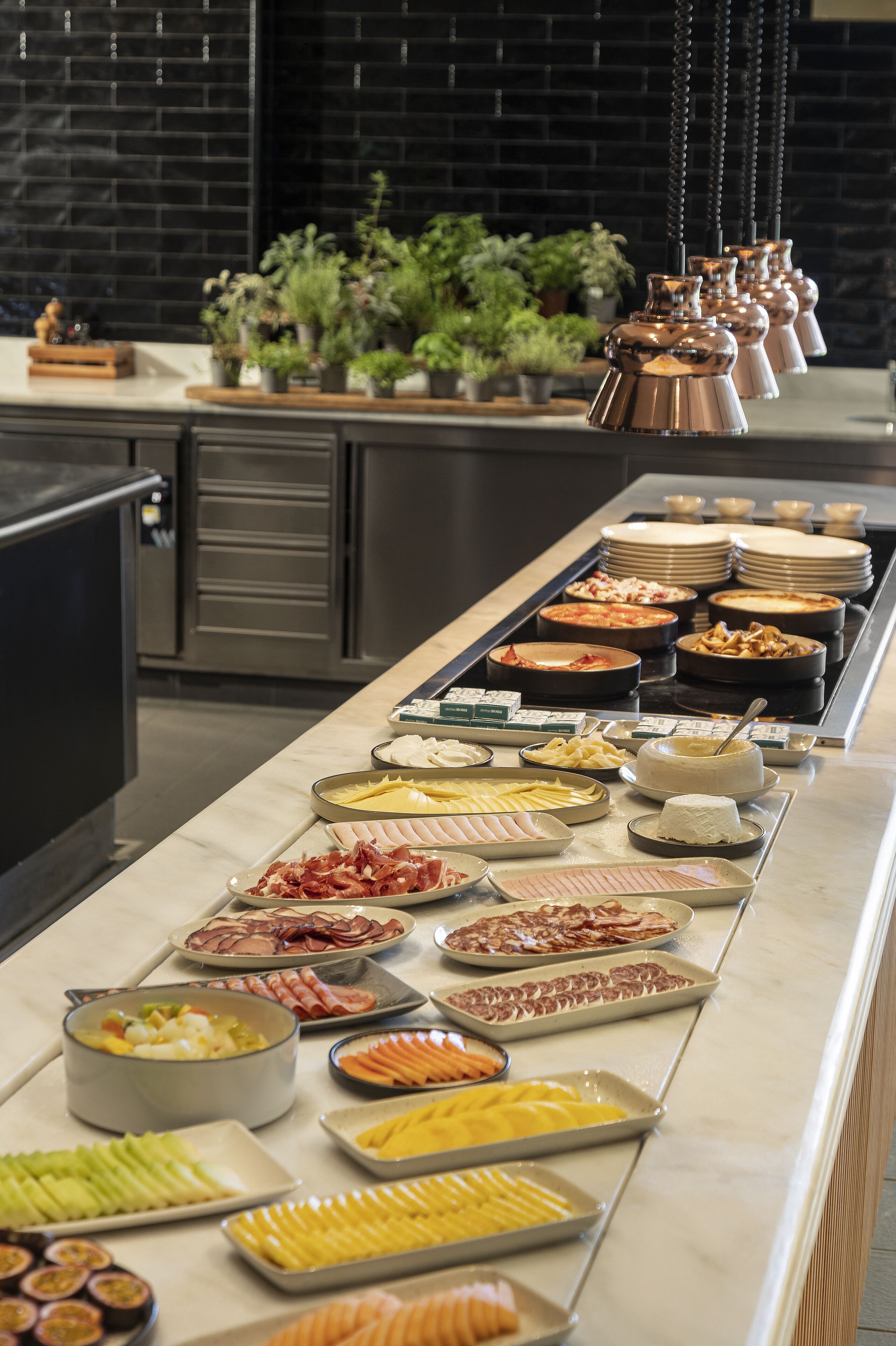 Een buffet met diverse etenswaren en een decoratieve plantenpresentatie.
