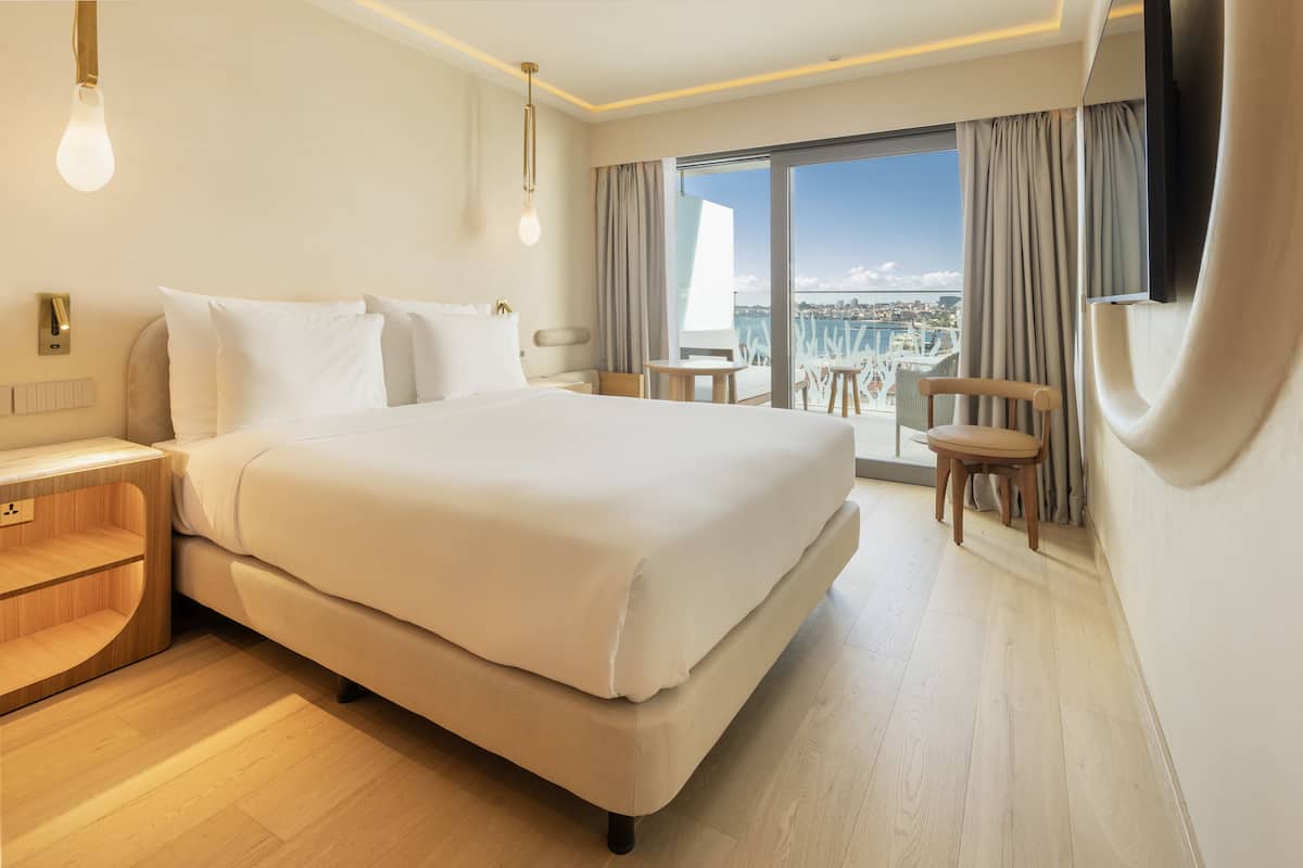 Habitación doble, vista a la bahía | 1 habitación, ropa de cama de alta calidad y minibar