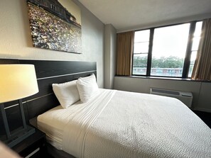 Standard Room, 1 King Bed, Non Smoking | Premium bedding, desk, laptop workspace, blackout curtains - Inn at Lebanon - Hershey & Manheim area (Lebanon)