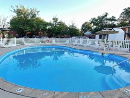 Una piscina al aire libre de temporada