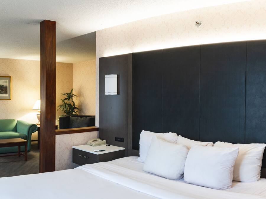 Premium bedding, in-room safe, desk, laptop workspace