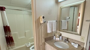 Suite Deluxe 2 Full Beds non Smoking | 浴室 | 淋浴/盆浴组合、免费洗浴用品、吹风机、毛巾