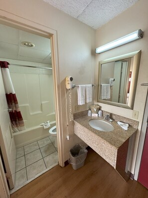 Suite Deluxe 2 Full Beds non Smoking | Bathroom | Combined shower/tub, free toiletries, hair dryer, towels