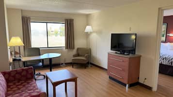 Suite, 1 cama King size y sofá cama, para no fumadores (2 Rooms) | Área de sala de estar | Televisión de pantalla plana