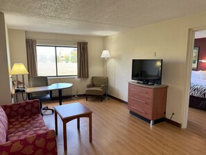 جناح - سرير ملكي مع أريكة سرير - لغير المدخنين (2 Rooms) | منطقة المعيشة | تلفزيون بشاشة مسطحة
