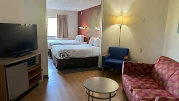 Suite Deluxe 2 Full Beds non Smoking | 1 slaapkamer, een kluis op de kamer, een bureau, een laptopwerkplek