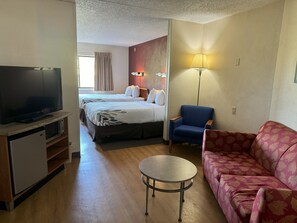 Suite Deluxe 2 Full Beds non Smoking | 1 slaapkamer, een kluis op de kamer, een bureau, een laptopwerkplek