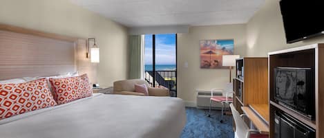 خزنة داخل الغرفة ومكتب ومساحة عمل للكمبيوتر المحمول وستائر تعتيم