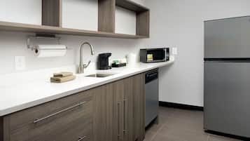 Refrigerador, microondas, cafetera y tetera y utensilios de cocina