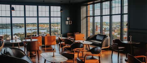 Se sirven desayunos, almuerzos y cenas; cocina americana