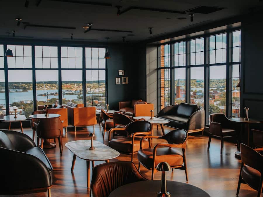 Serveert ontbijt, lunch, diner, Amerikaanse gerechten