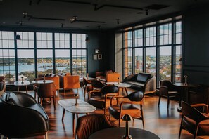 Breakfast, lunch, dinner served; American cuisine 