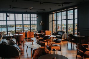 Se sirven desayunos, almuerzos y cenas; cocina americana