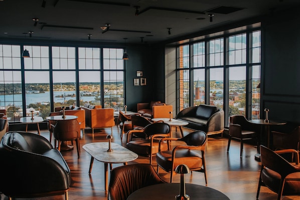 Breakfast, lunch, dinner served; American cuisine - The Westin Portland Harborview (Portland)