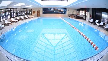 Piscine couverte, piscine extérieure, chaises longues