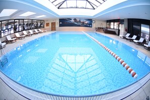 Kolam renang indoor dan kolam renang outdoor, dengan kursi berjemur