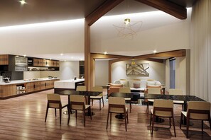 Club Room, 1 King Bed | Lounge