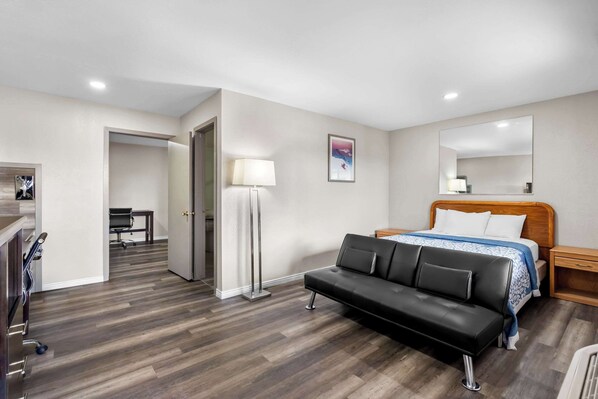 Suite, 1 King Bed with Sofa bed, Non Smoking