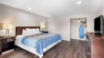 Ein Hotelzimmer mit Bett, Nachttischen, einem Fernseher und einem blauen Gymnastikball an der Wand.