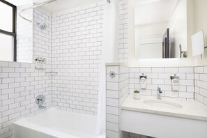 Combined shower/bathtub, hydromassage showerhead, designer toiletries