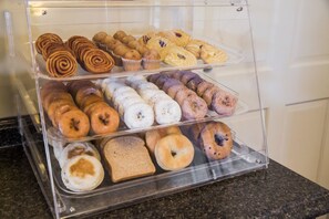 فطور أوروبي مجانًا يوميًا