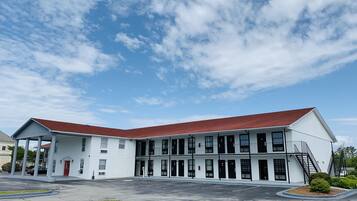Il s’agit d’un bâtiment à deux étages, doté d’un toit rouge et d’une façade blanche. Il possède de nombreuses fenêtres et une entrée abritée.