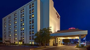 A multi-story hotel with a prominent entrance and a covered parking area. - Hampton Inn Baton Rouge - I-10 & College Dr. (Baton Rouge)
