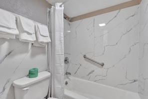 Tina con regadera, amenidades de baño gratuitas, secadora de cabello